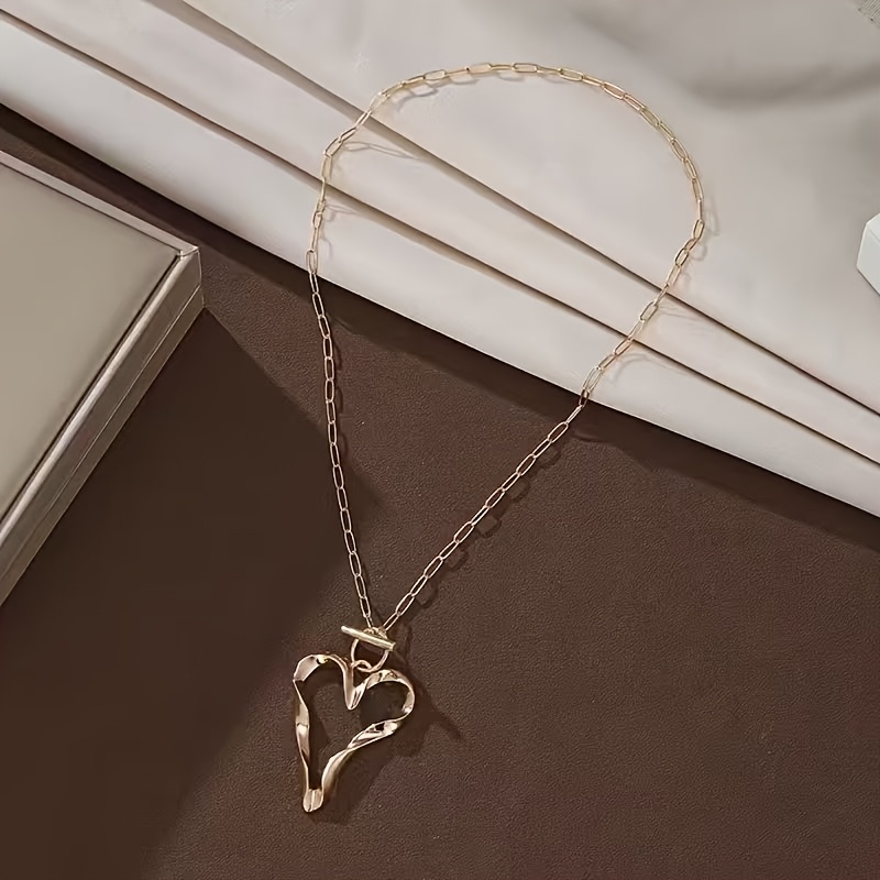 Women's Minimalist Heart-Shaped Pendant Necklace, Geometric Design